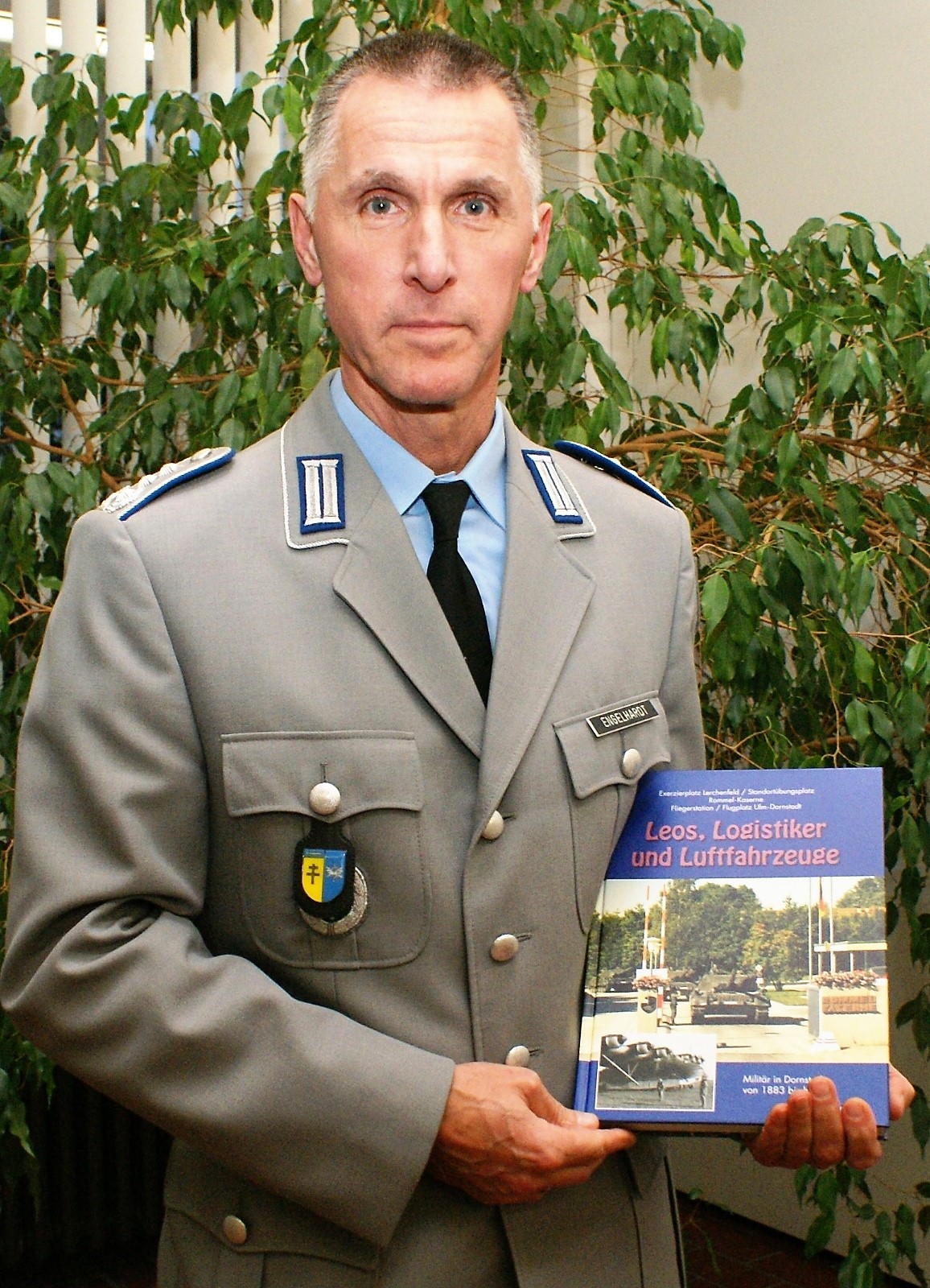Oberst Friedrich Karl Engelhardt hält das Buch