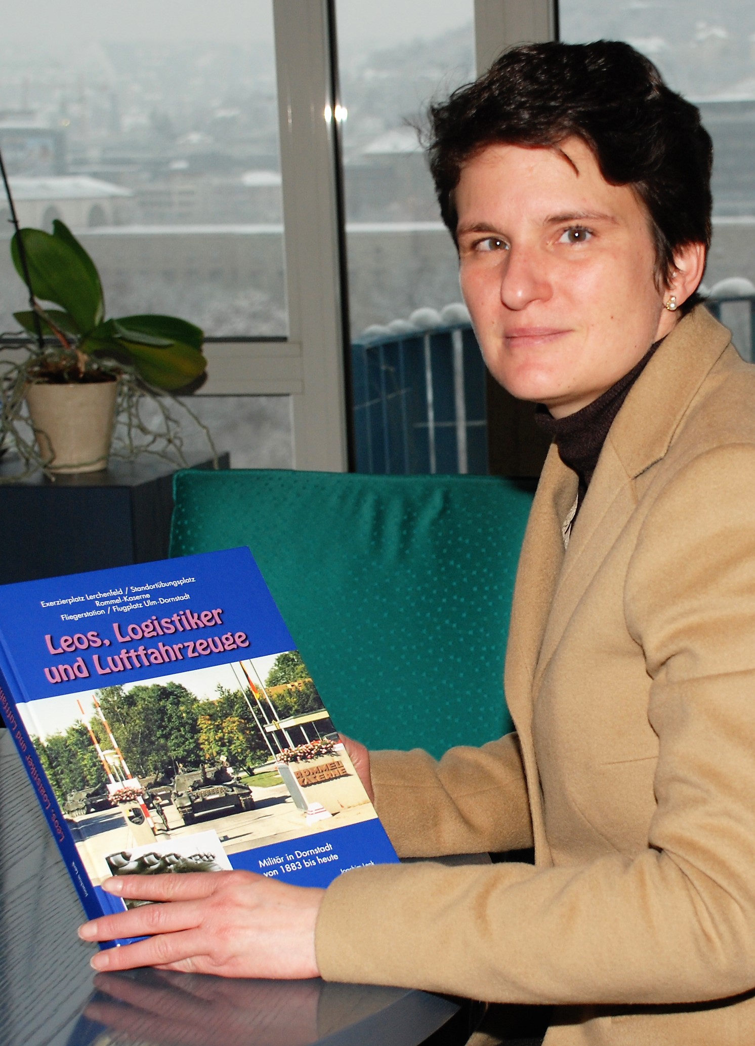 Foto Tanja Gönner mit dem Buch