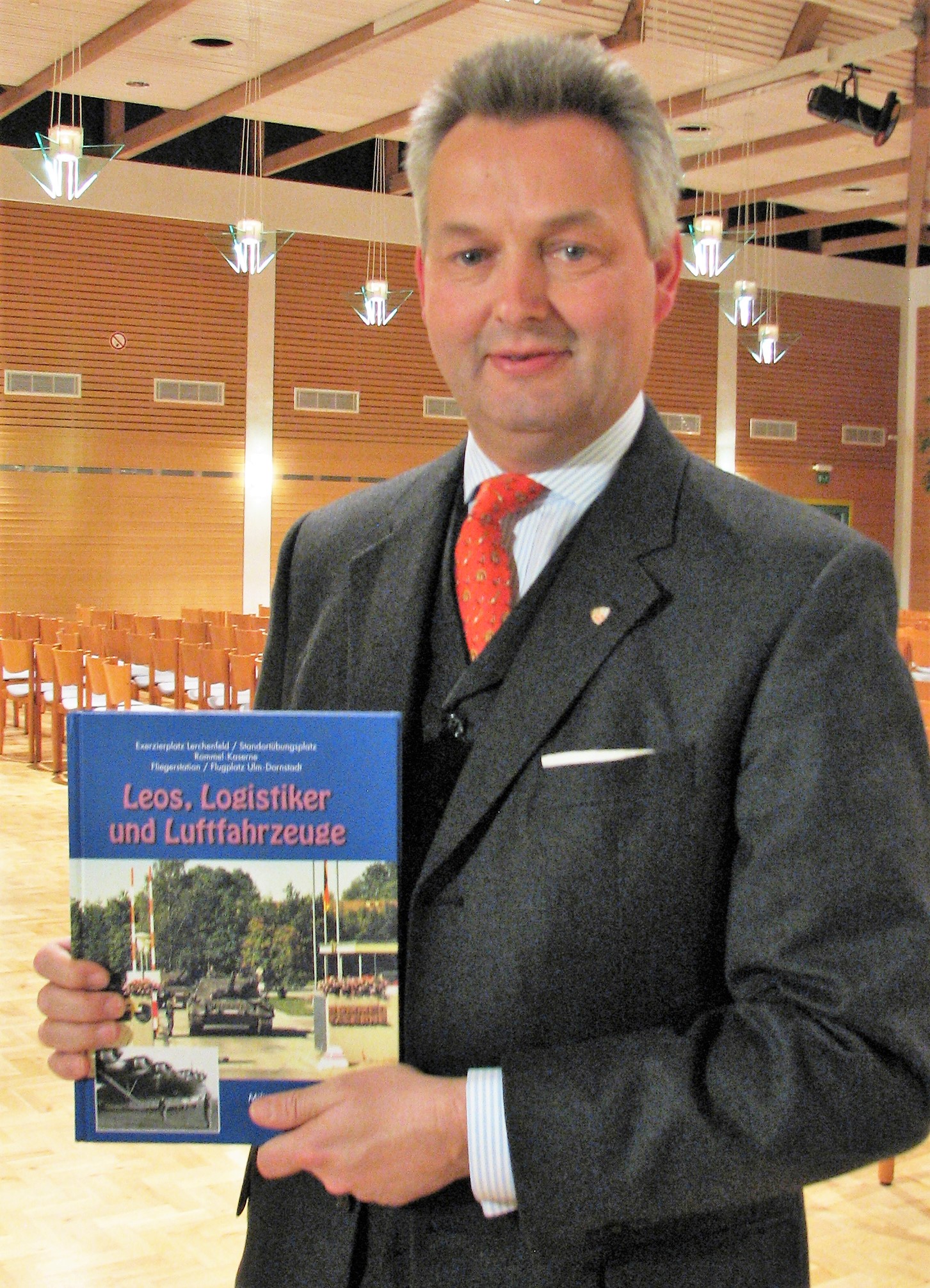 Foto Seine Königliche Hoheit Friedrich Herzog von Württemberg mit dem Buch