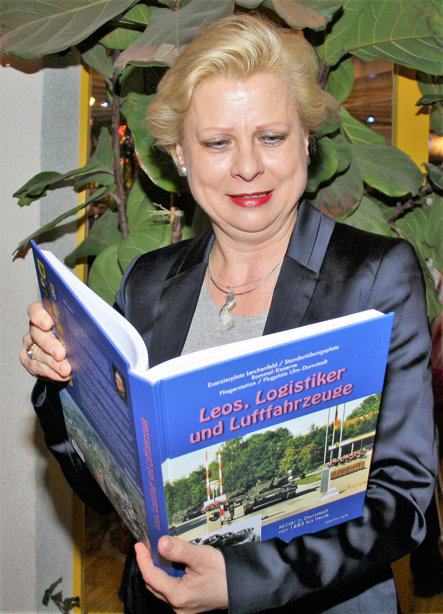 Hilde Mattheis liest im Buch
