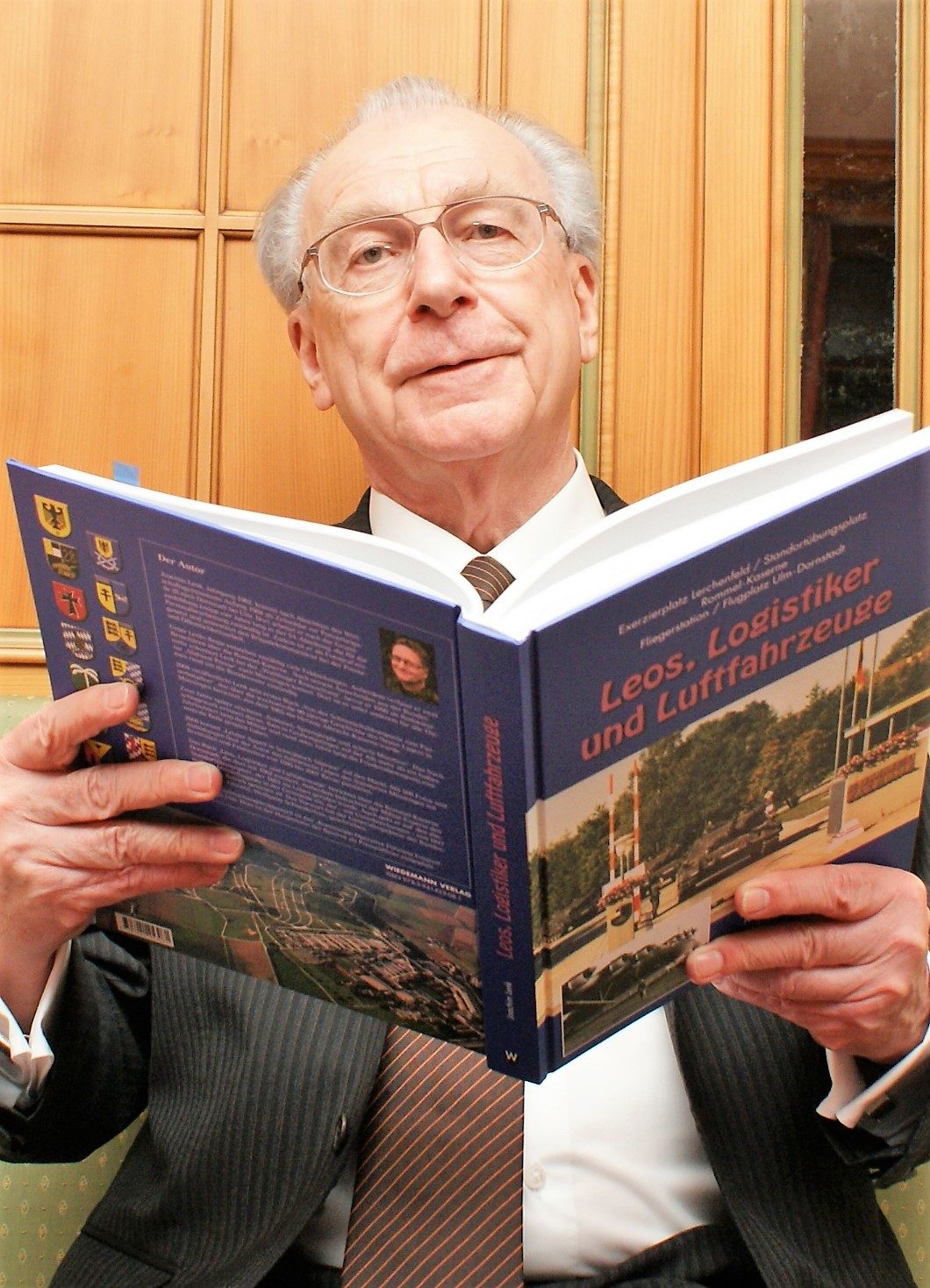 Foto Lothar Späth liest im Buch